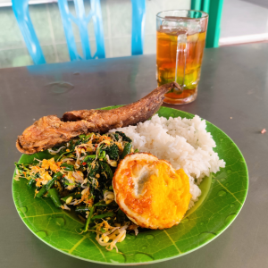 Nasi gudangan dengan lele dan telur mata sapi, ditambah es kampul